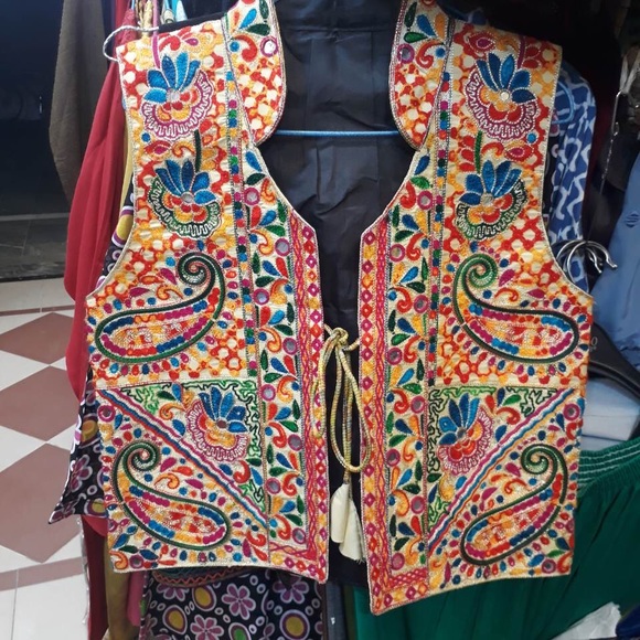 Vests - Picture 3 of 8